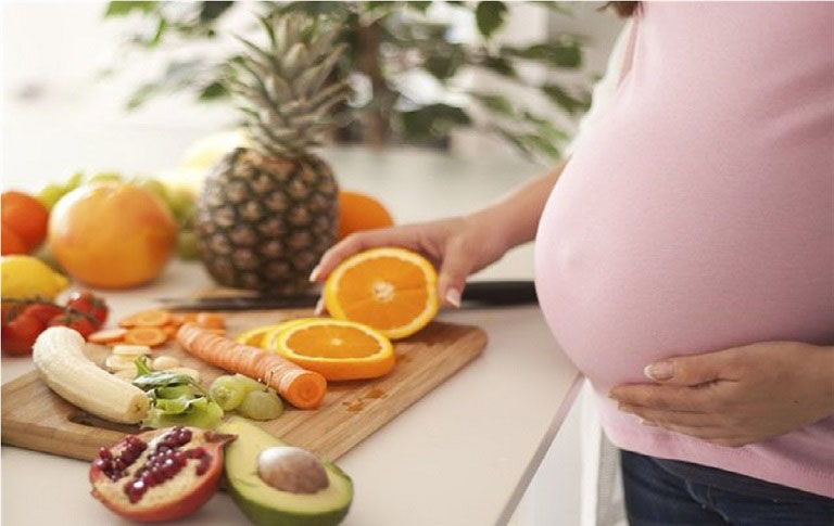 Ăn nhiều trái cây giúp bổ sung vitamin và hạn chế đau dạ dày khi mang thai