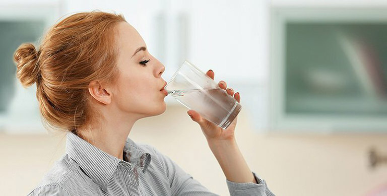 Uống nhiều nước để hệ tiêu hóa được khỏe mạnh, thuận lợi hơn