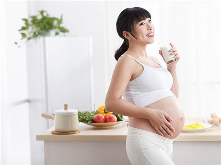 Mẹ bầu cần giữ tinh thần thoải mái và có chế độ ăn uống, sinh hoạt khoa học