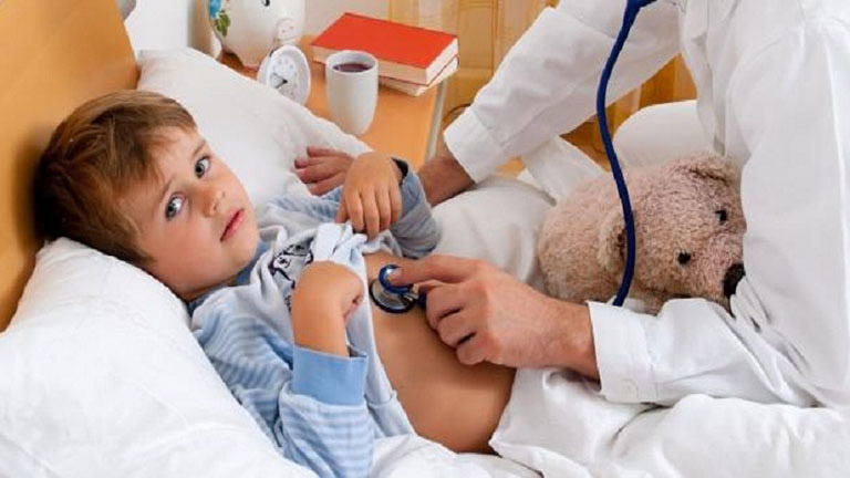 Cần đưa trẻ đến cơ sở y tế để thăm khám, điều trị sớm