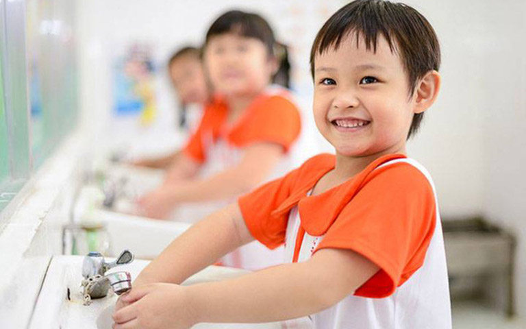 Luôn giữ vệ sinh sạch sẽ để ngăn ngừa bệnh ở trẻ nhỏ