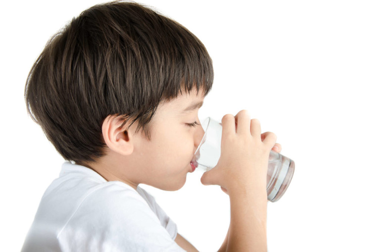 Uống đủ nước mỗi ngày giúp cơ thể bé khỏe mạnh và dạ dày hoạt động tốt
